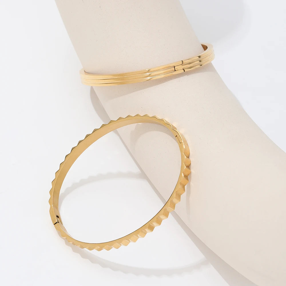 Notch. Bangle detail