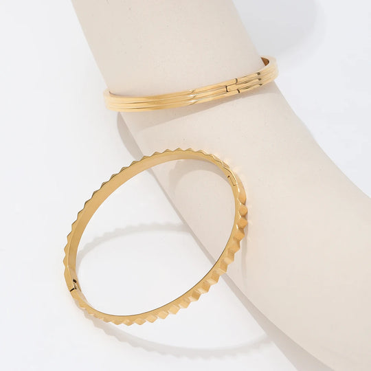 Notch. Bangle detail
