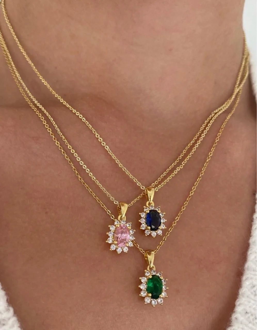 Lustre. Necklace detail