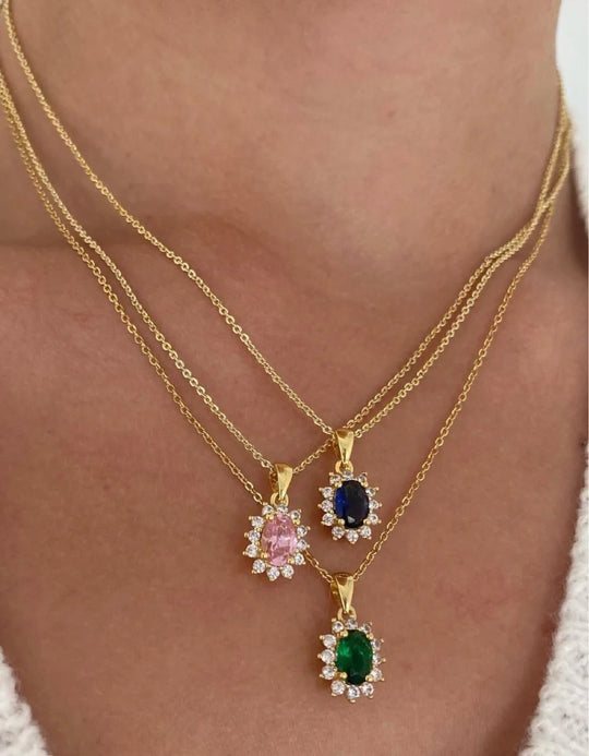 Lustre. Necklace detail