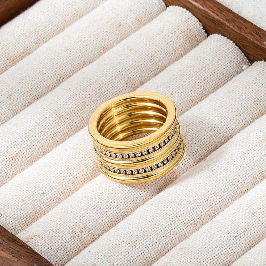 Reverie. Ring worn