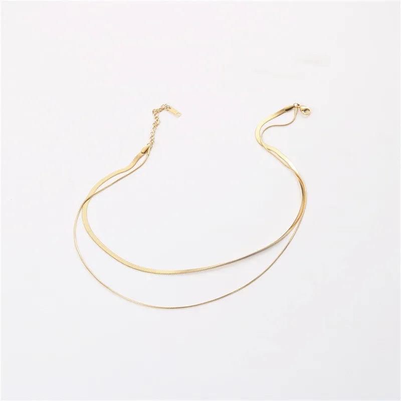 Sleek. Choker detail