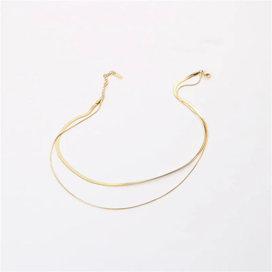 Sleek. Choker detail