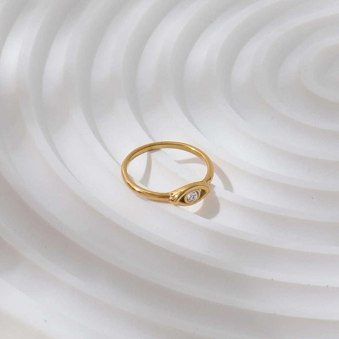 Gaze. Ring worn