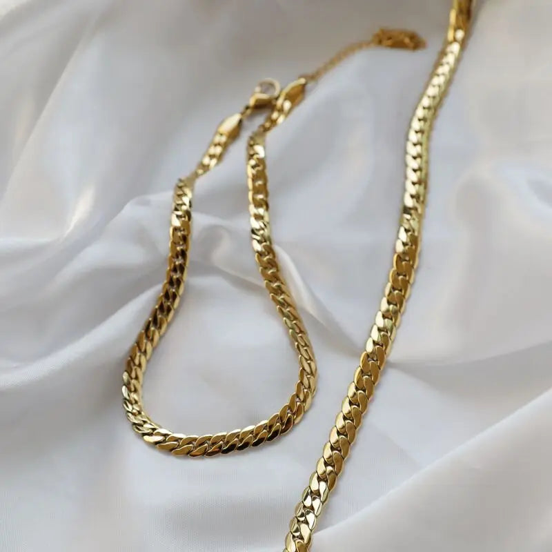 Slink. Choker detail