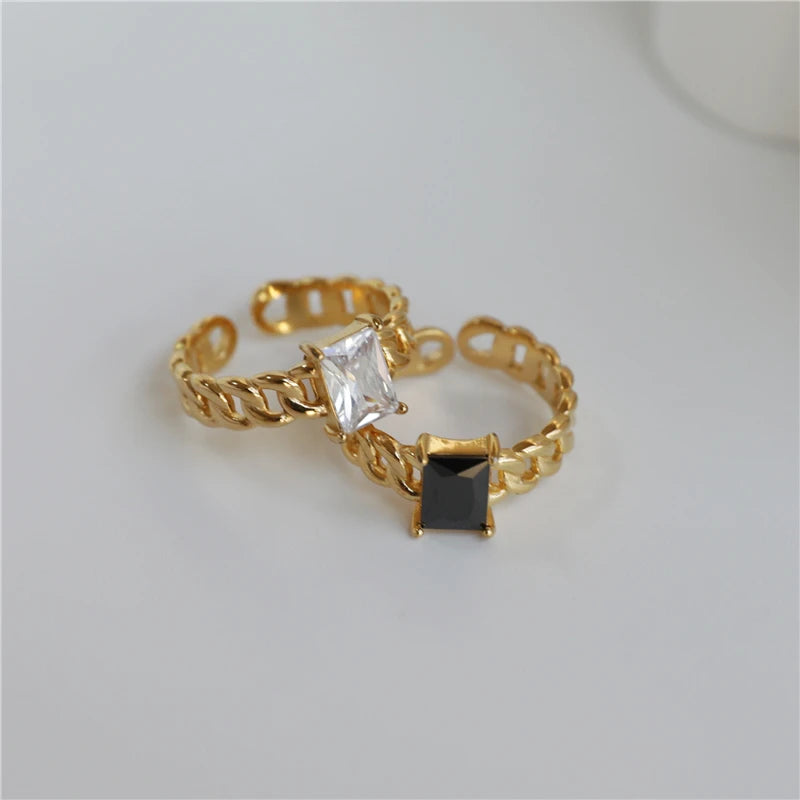 Domino. Ring detail