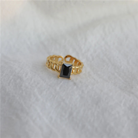 Domino. Ring detail
