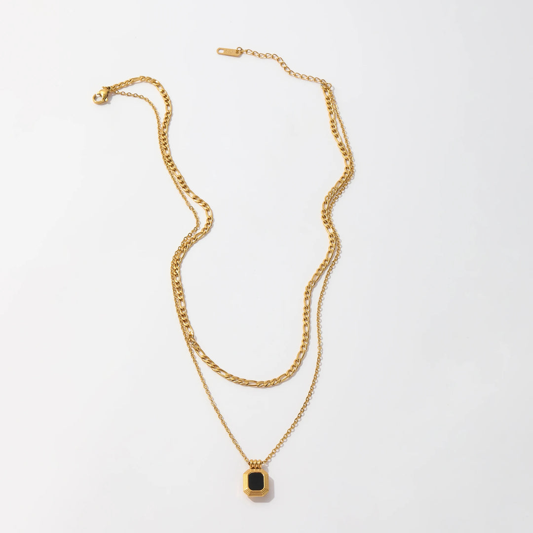 Tier. Necklace worn