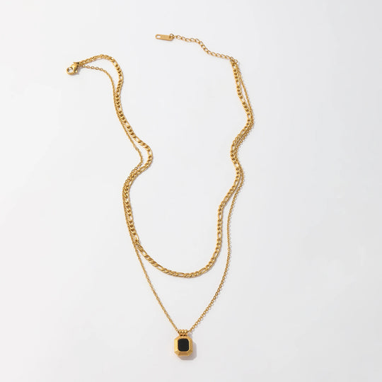 Tier. Necklace worn
