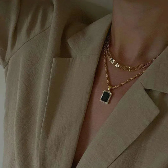 Strap. Choker detail