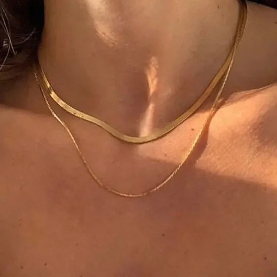 Sleek. Choker detail