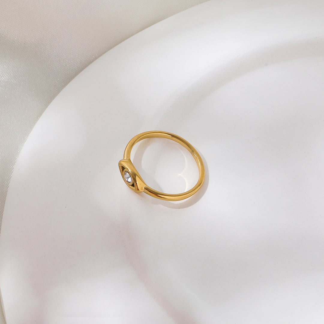 Gaze. Ring detail