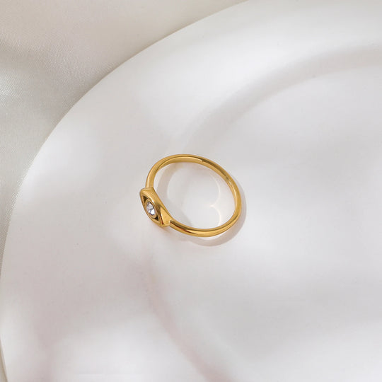 Gaze. Ring detail