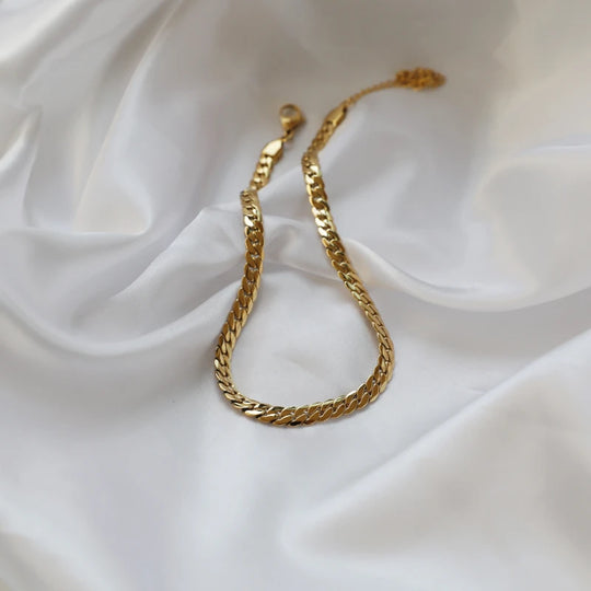 Slink. Choker worn