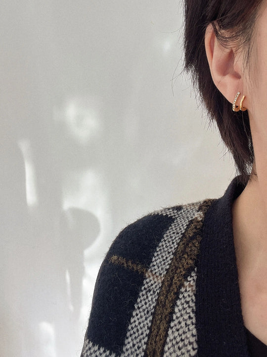 Parallel. Studs worn