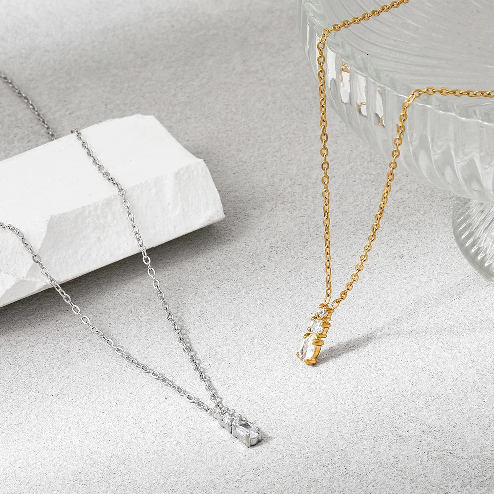 Mira. Necklace detail