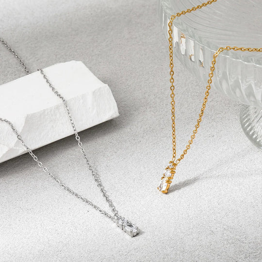 Mira. Necklace detail