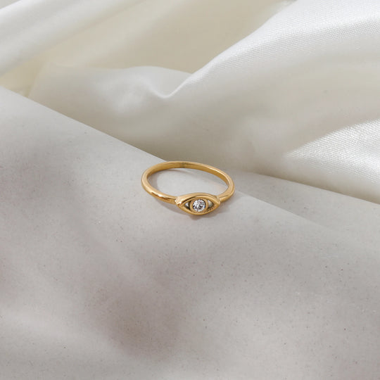 Gaze. Ring worn