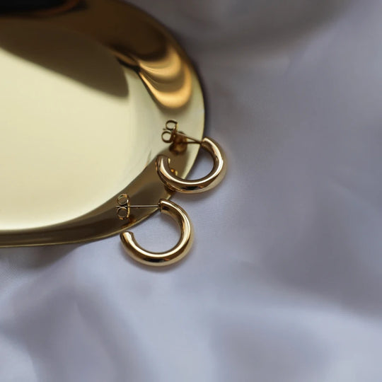 Staple. Hoops detail