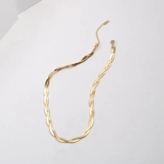 Knot. Choker worn