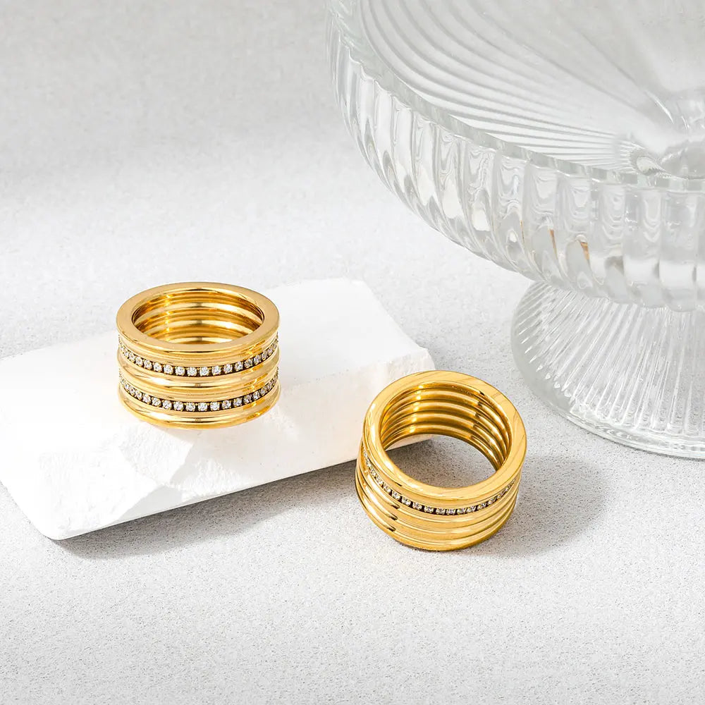 Reverie. Ring worn