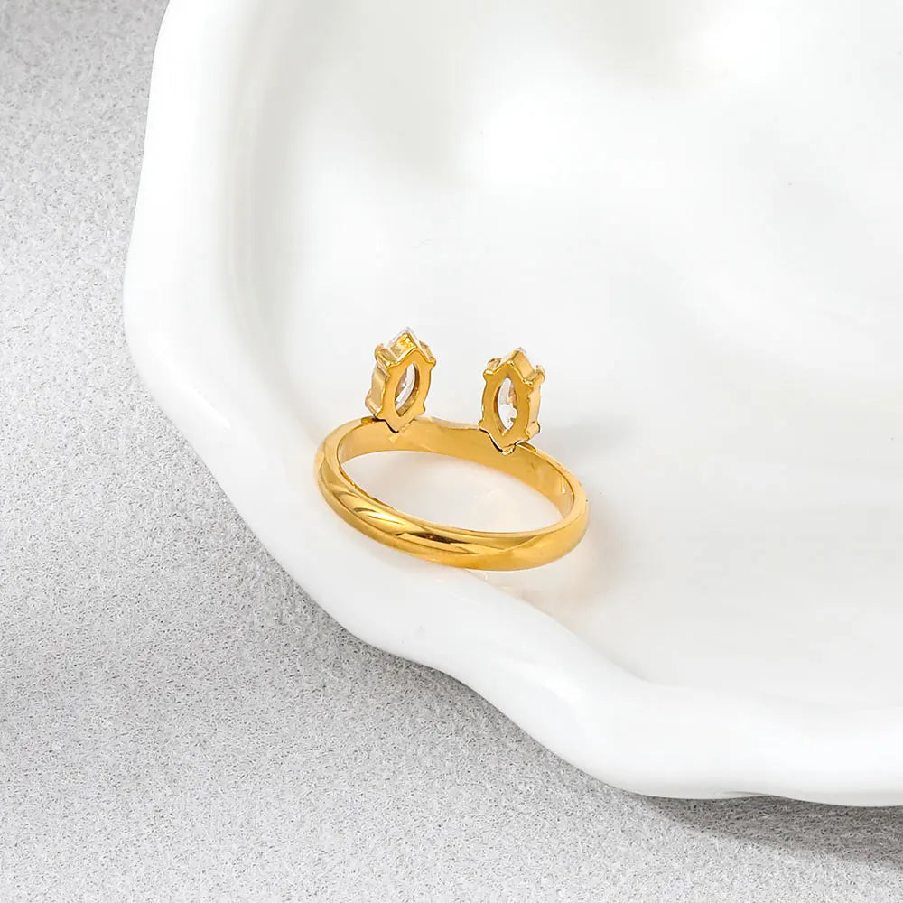 Talon. Ring worn