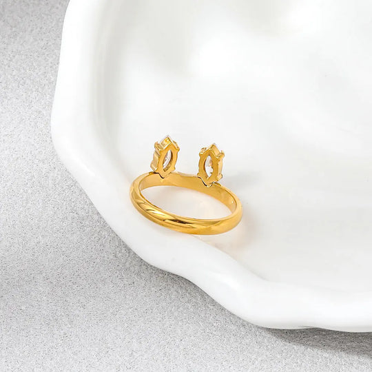 Talon. Ring worn