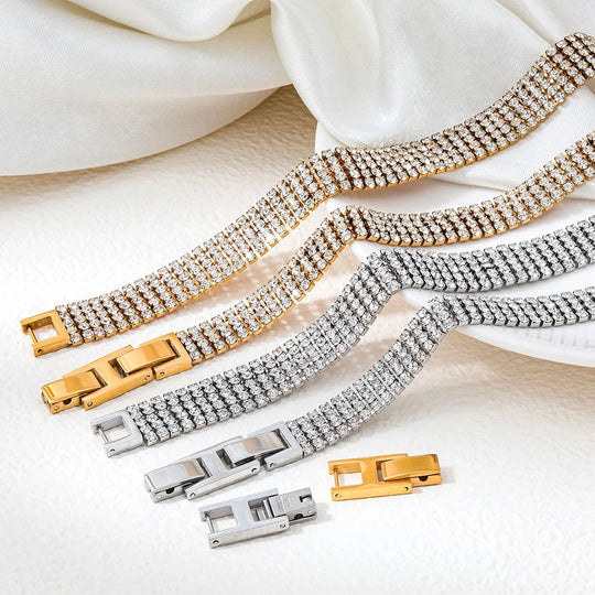 Reign. Bracelet detail