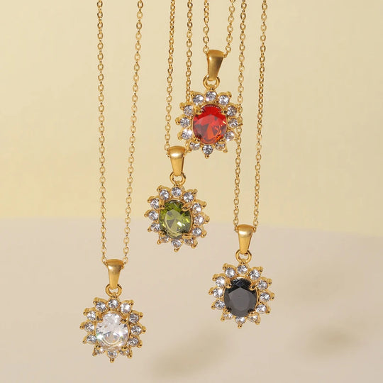 Lustre. Necklace detail