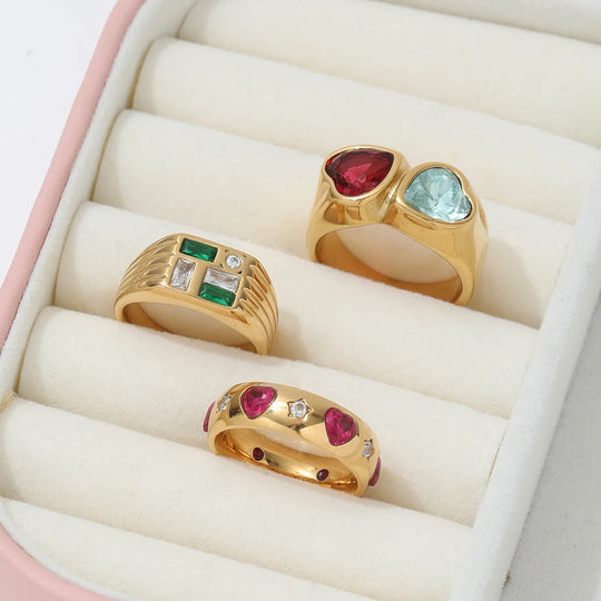 Amour. Ring detail