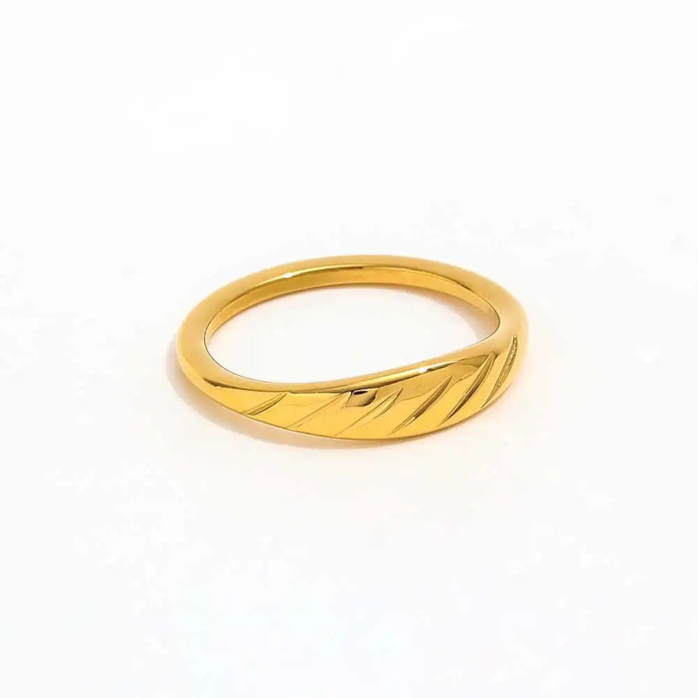 Crescent. Ring detail