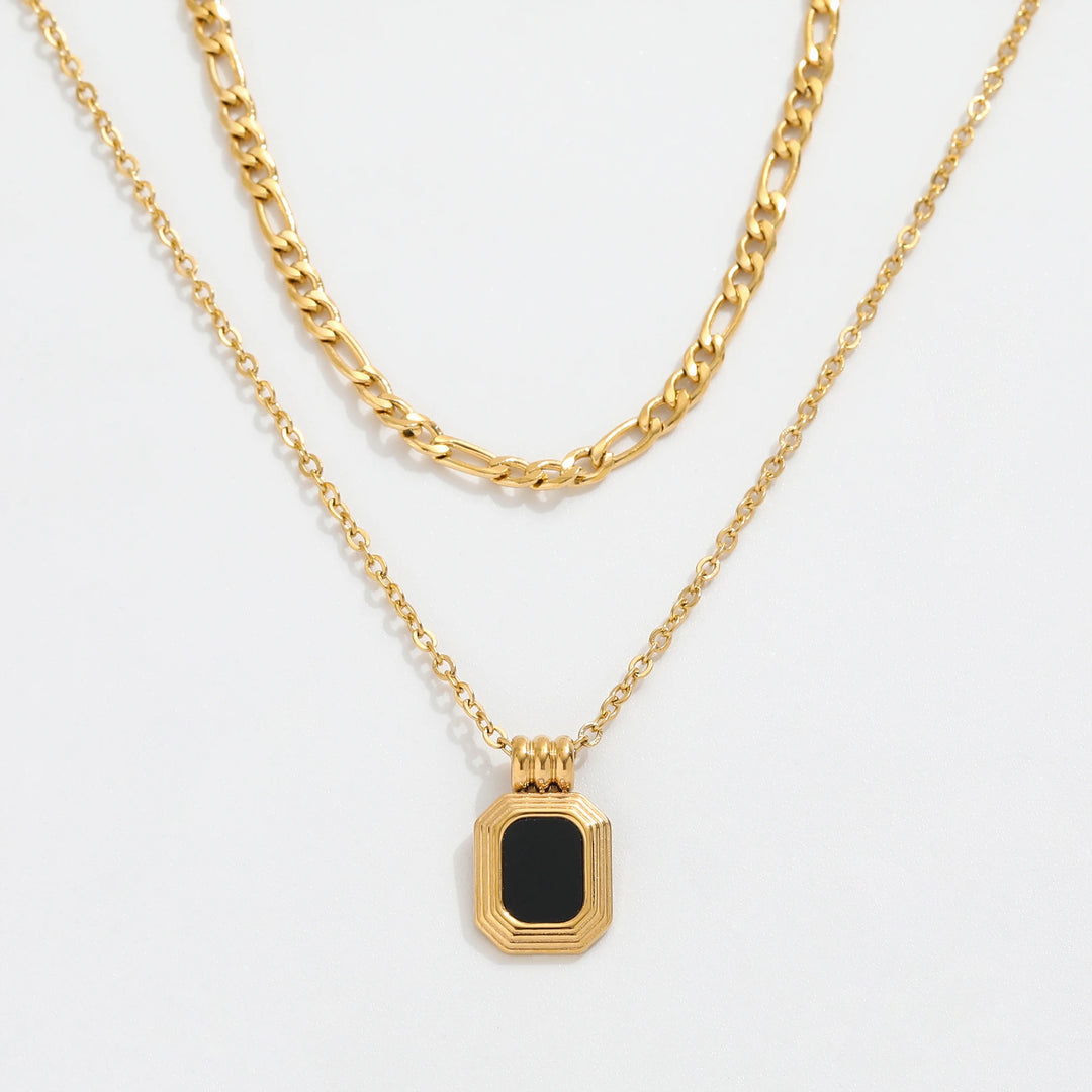 Tier. Necklace detail