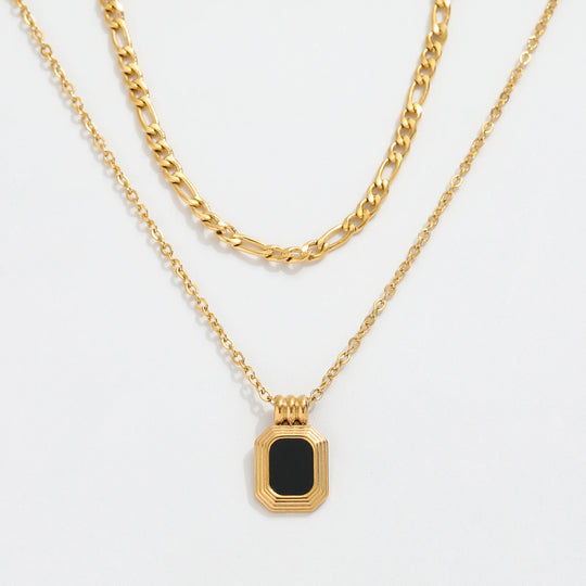Tier. Necklace detail
