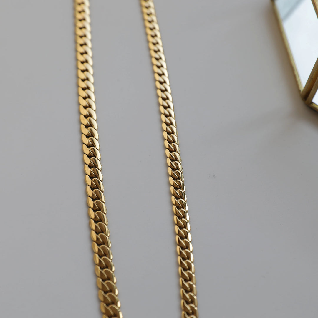 Slink. Choker detail