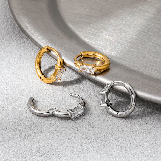 Linea. Huggie detail
