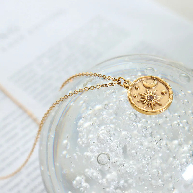 Eclipse. Necklace detail
