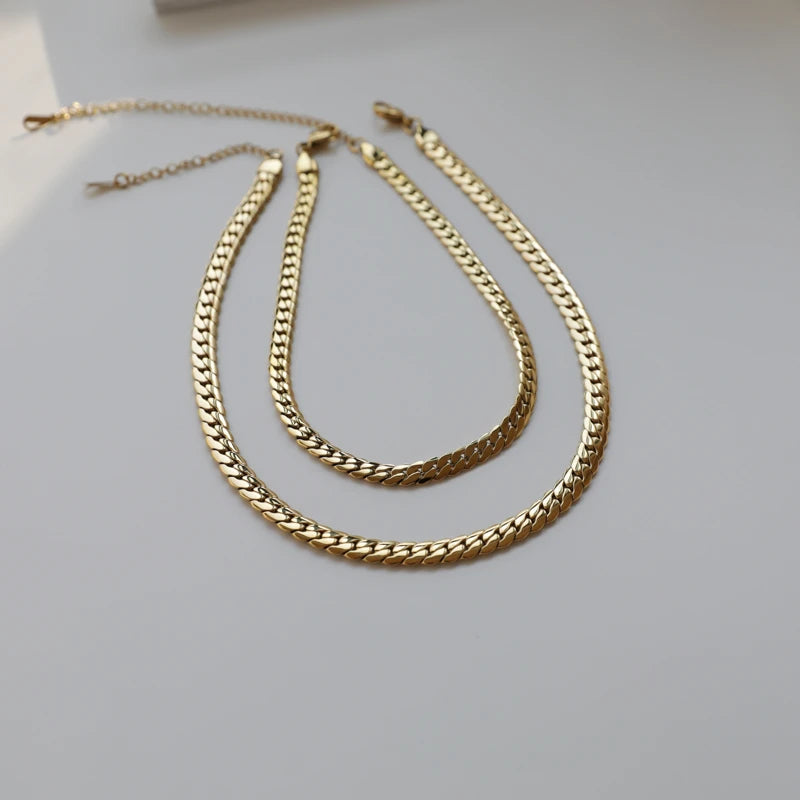 Slink. Choker worn