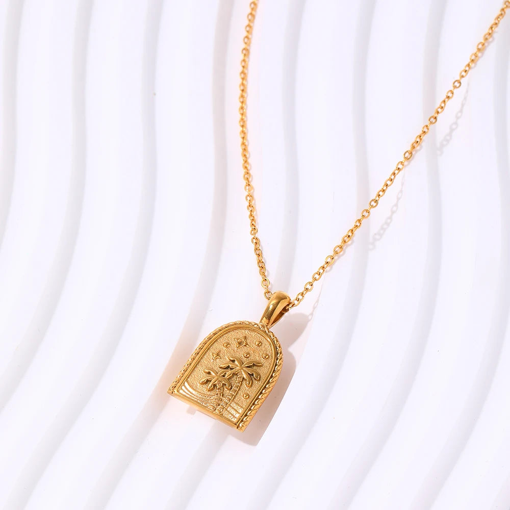Oasis. Necklace worn