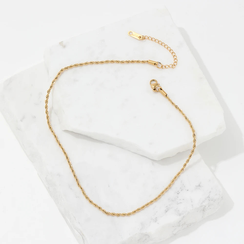 Bind. Choker worn