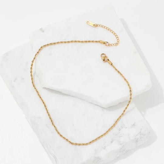 Bind. Choker worn