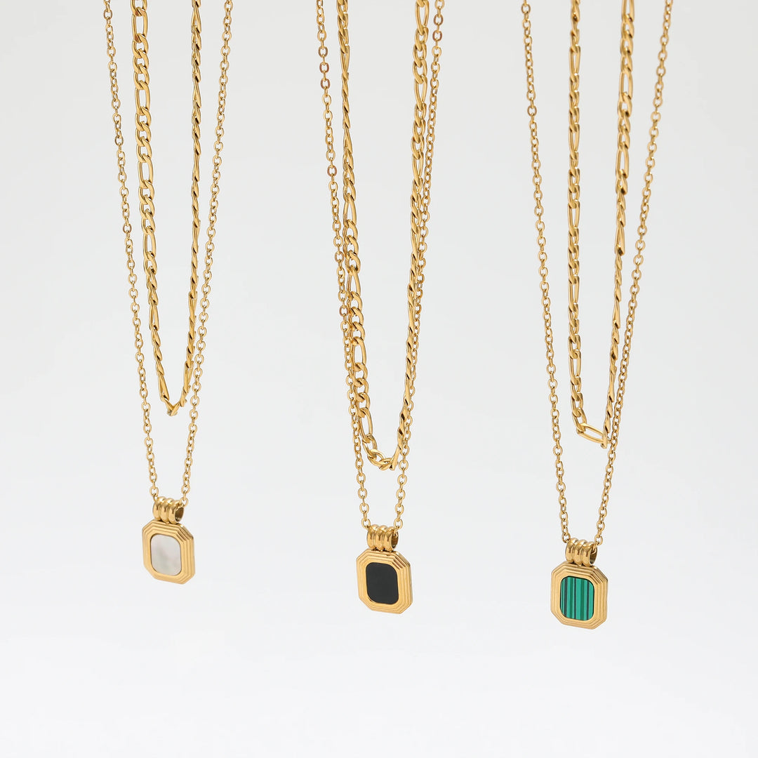 Tier. Necklace detail