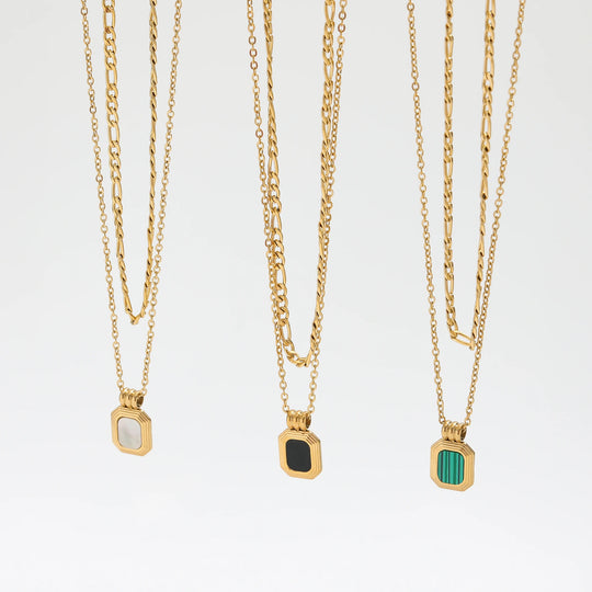 Tier. Necklace detail