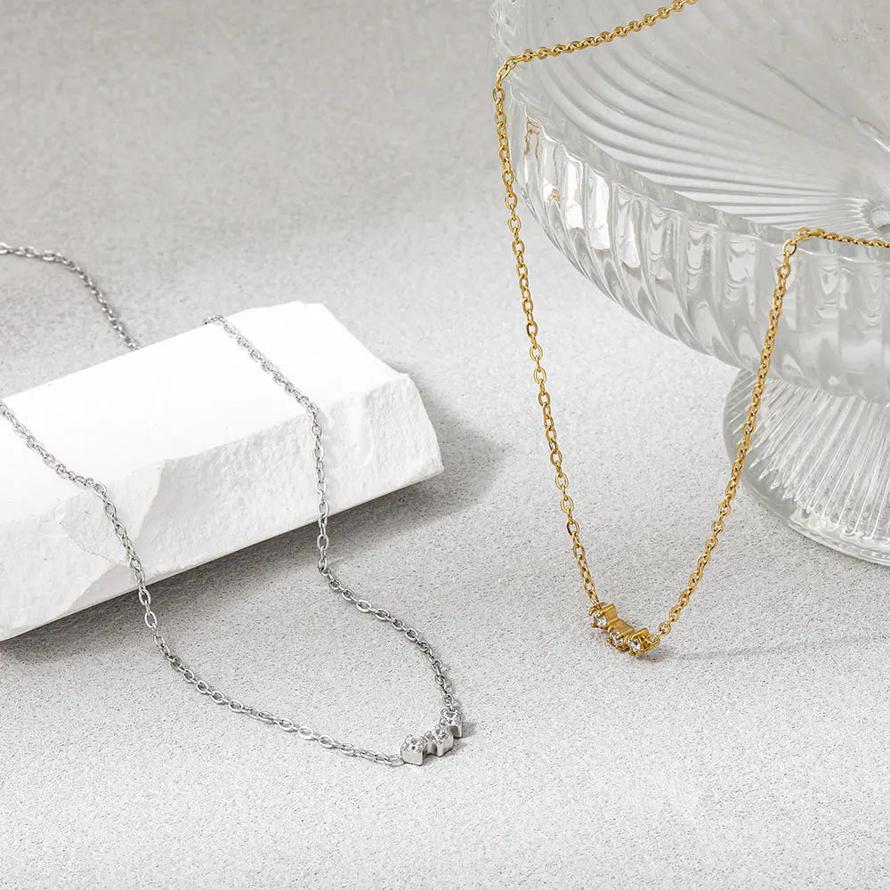 Arc. Necklace detail