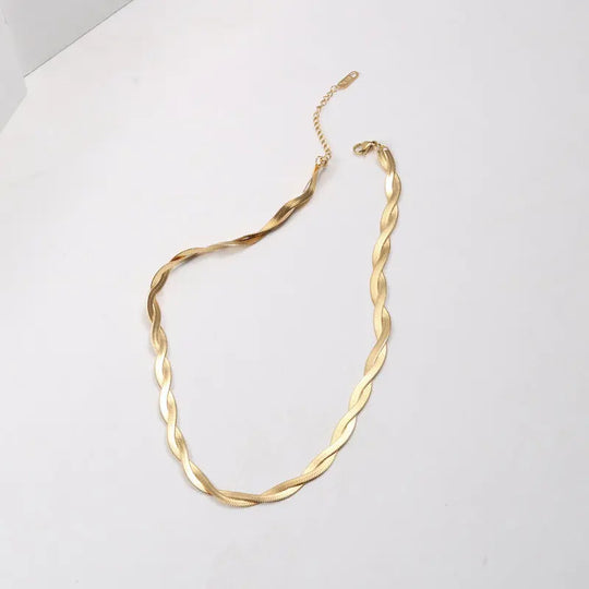 Knot. Choker detail