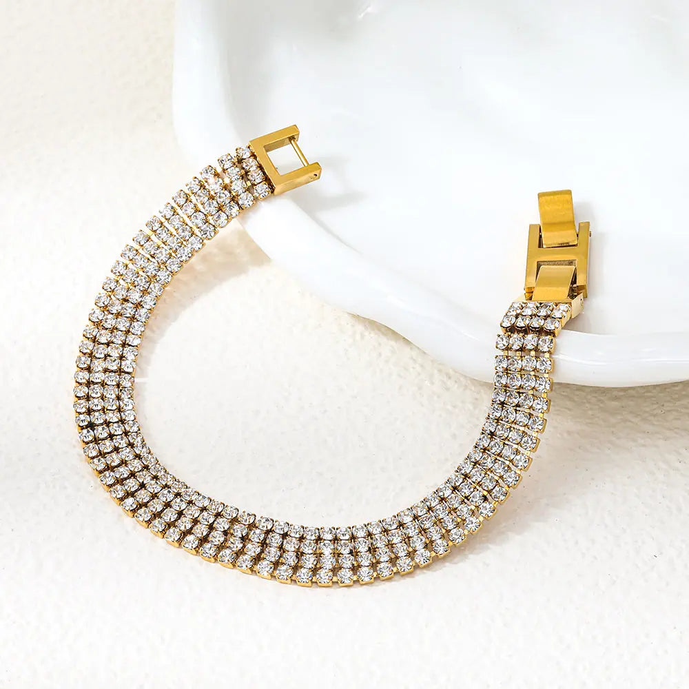 Reign. Bracelet worn
