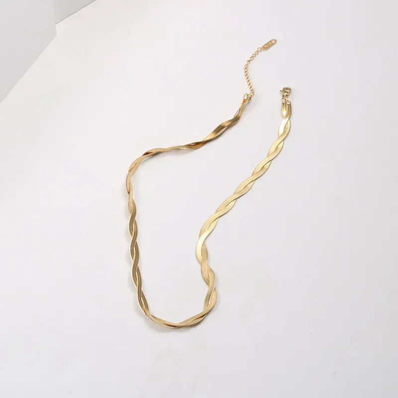 Knot. Choker worn