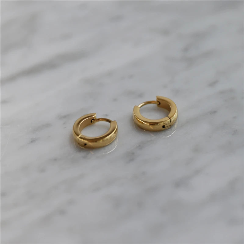 Bare. Hoops worn