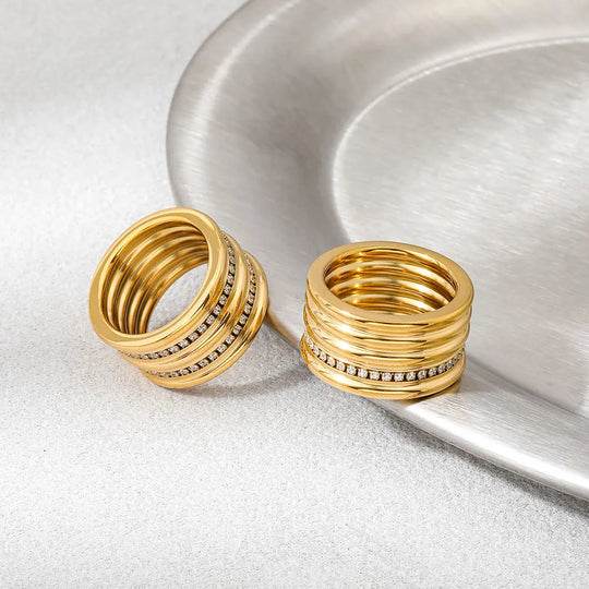 Reverie. Ring detail