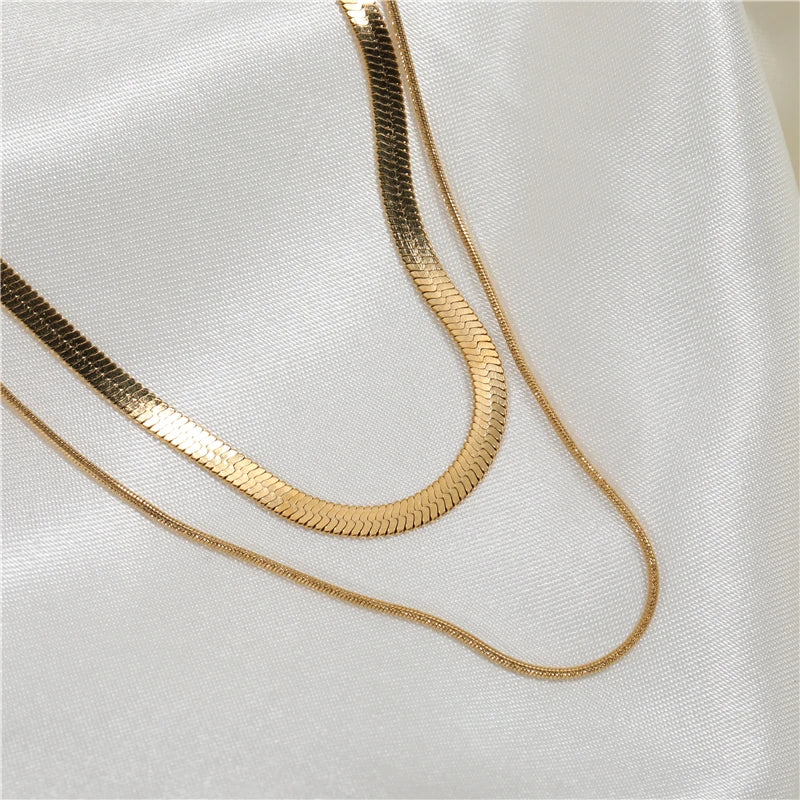 Sleek. Choker worn