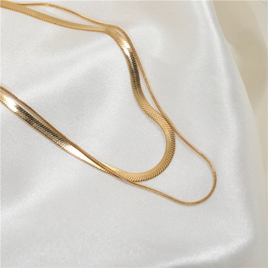 Sleek. Choker worn